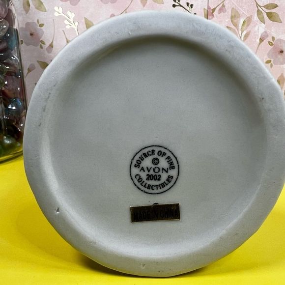 Avon Kathleen”A SPRING STROLL” Beauty Porcelain Figurine Moments & Memories 2002 - Picture 14 of 14